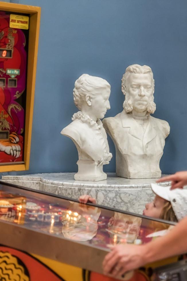 Une dame joue au flipper dans le musée des Beaux-Arts de Tournai